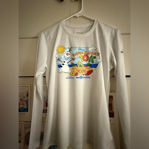 Brooks Tops - runDisney 2025 10k Olaf Long Sleeve Women’s Medium (M)